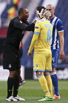 Helton si spiega con Higuain. Epa